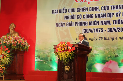 Bí thư Thành ủy Hà Nội Phạm Quang Nghị phát biểu tại buổi gặp mặt các cựu chiến binh, các cựu thanh niên xung phong, người có công